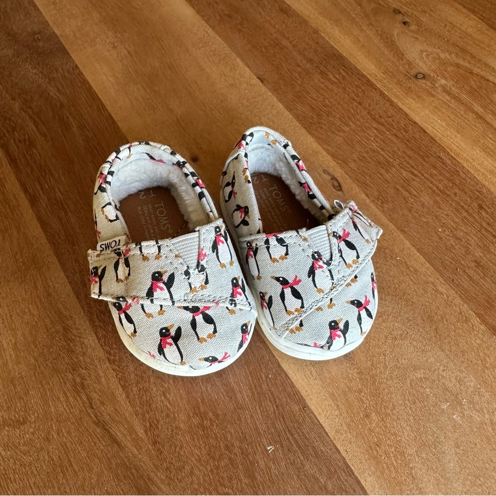 Toms Cream and Black Moccasins with Fringe